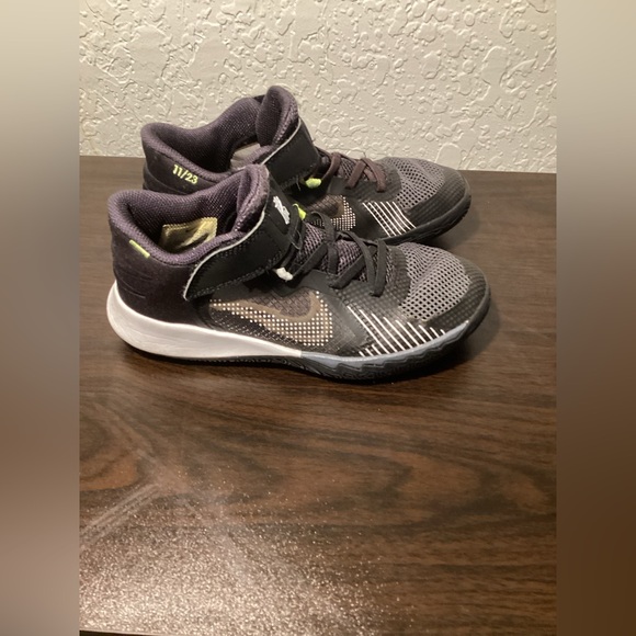 KYRIE FLYTRAP 5 KIDS SHOES SIZE 3 Y - Picture 1 of 4